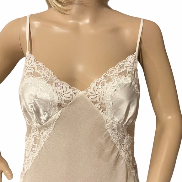 ❤️ VS Gorgeous White Slip/Lingerie - Picture 2 of 8